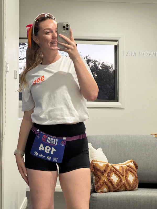 Ashleigh Jayne wearing a TEMPO running belt on a morning run